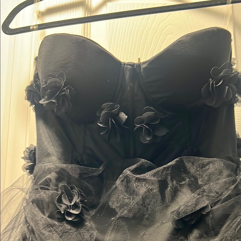 Elegant Black Strapless Evening Dress - Picture 4 of 9